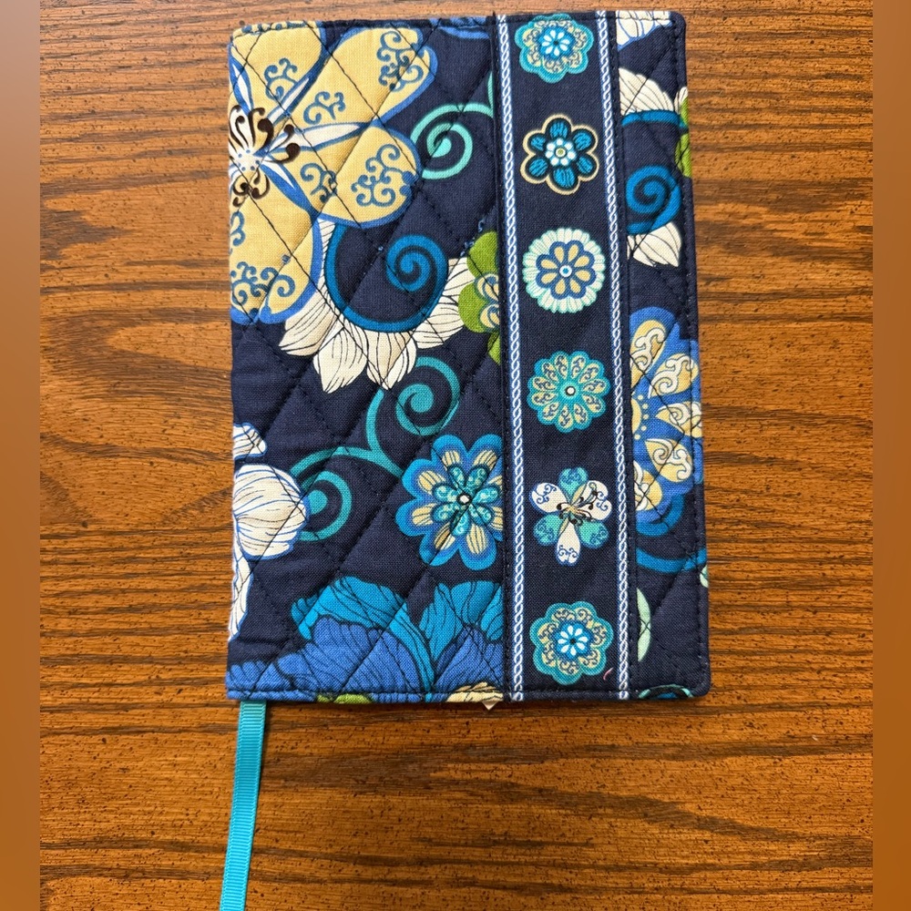 Vera Bradley Mod Floral Blue Book Cover NWT Retired Quilted Paperback Sleeve